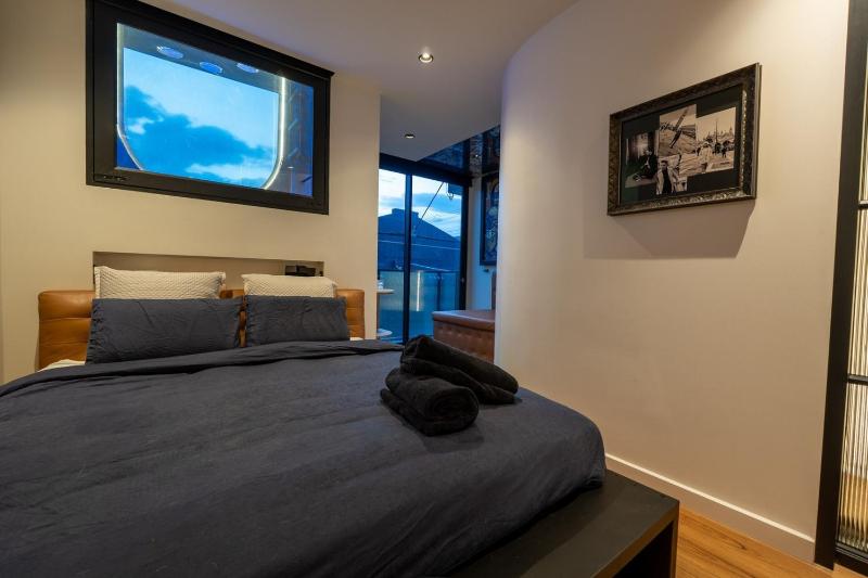 The Floating Glass Pool Retreat - image 10