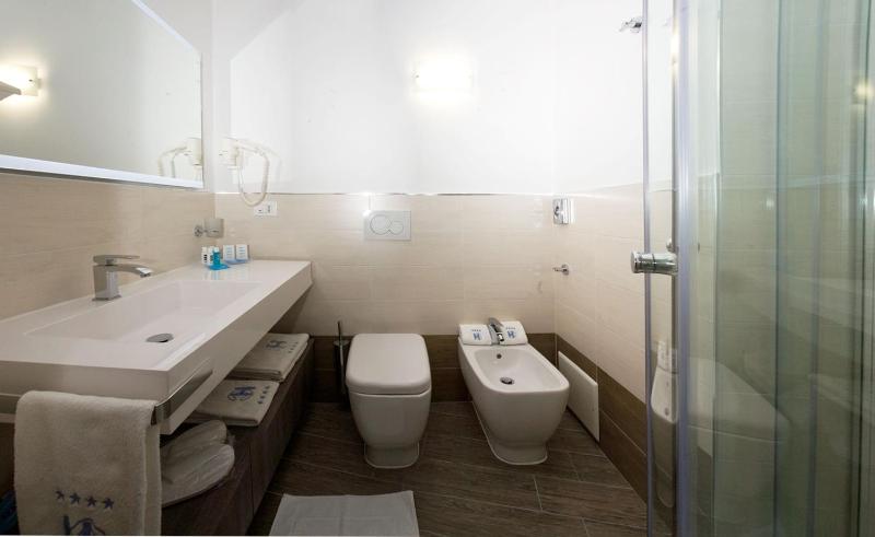 Double or Twin Room with Balcony and Lateral Sea View image 3