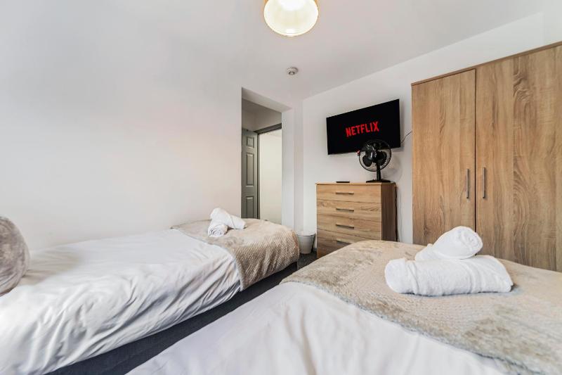 Arena Central 3 Bedrooms Free Parking Perfect for Contractors Relocation and Professional Stays - image 7