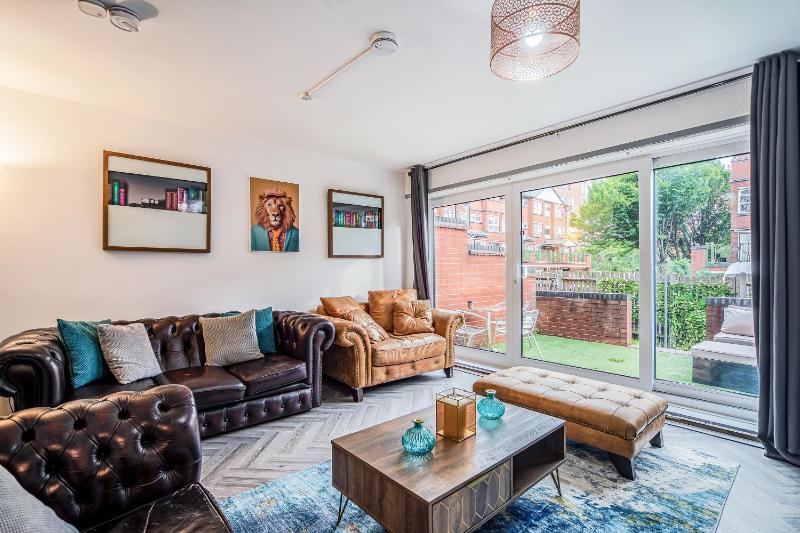 Arena Central 3 Bedrooms Free Parking Perfect for Contractors Relocation and Professional Stays - image 1