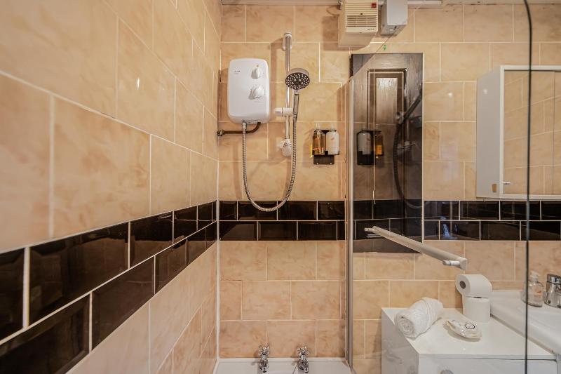 Arena Central 3 Bedrooms Free Parking Perfect for Contractors Relocation and Professional Stays - image 6
