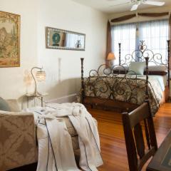 Queen Room with Balcony image 2