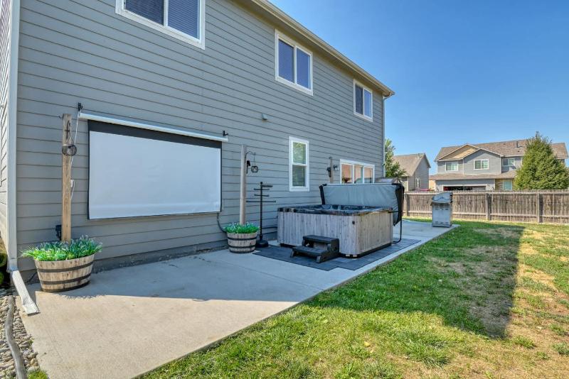 FlightDeck HotTub Fireplace NearAirport FamilyHome - image 6