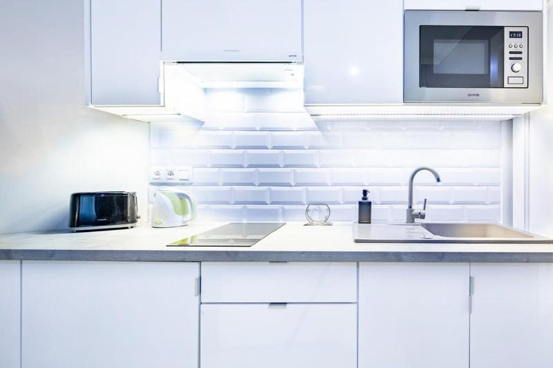 Very Central - Modern Studio - image 6