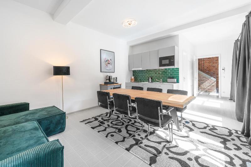 Mitte Loft group & family friendly 150m2 2BRs 2Bathrooms living & dinning room  4 - 8 Guests - image 6