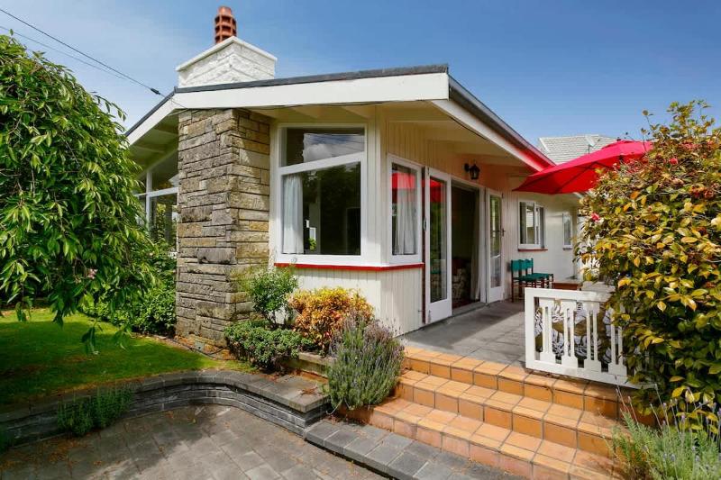 Kiwiana Cottage 1 minute walk to the lake - image 11