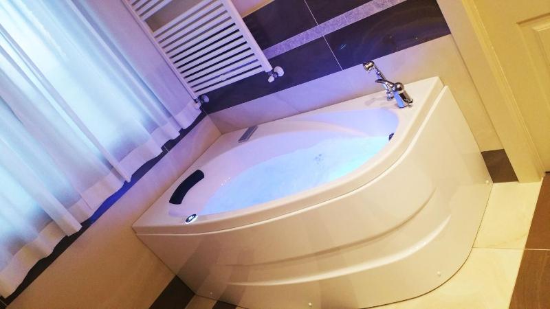 Queen Room with Spa Bath image 3