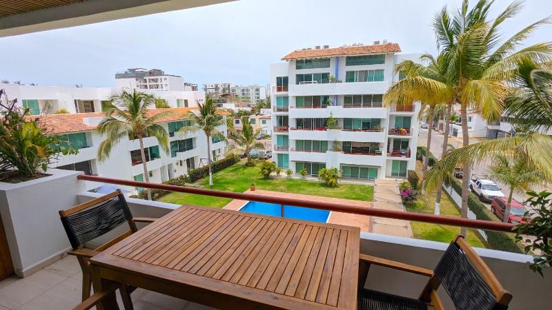 Great location pool and gardens in Versalles - image 3