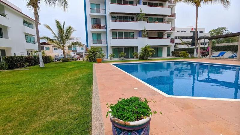 Great location pool and gardens in Versalles - image 1