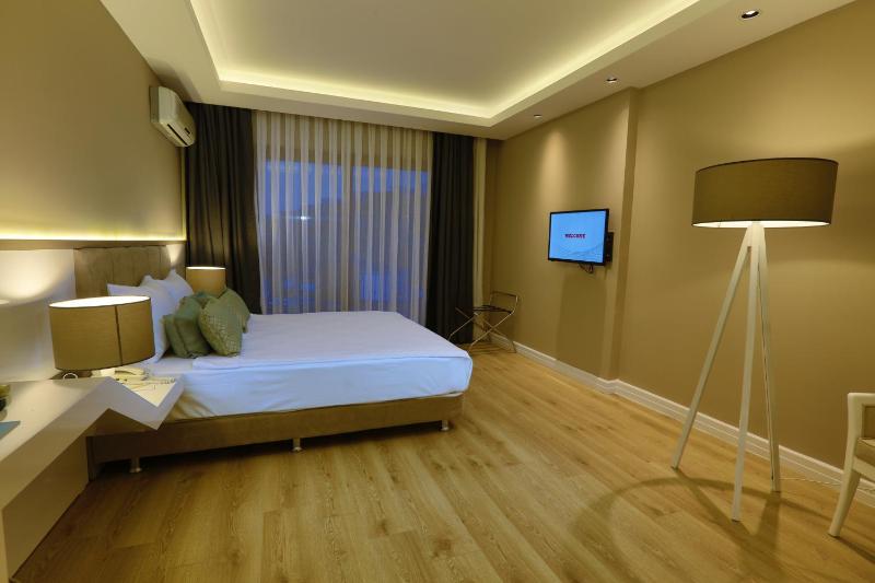 Standard Double or Twin Room with Garden View image 4