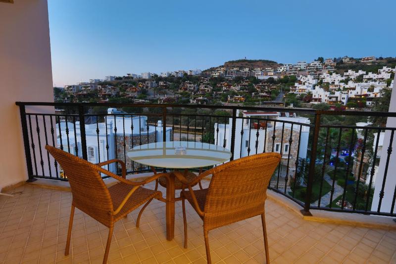  Standard Double or Twin Room with Partial Sea View image 2