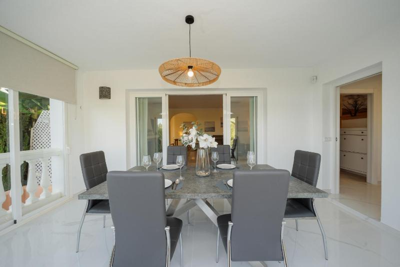 Villa in Elviria a retreat among palm trees with private heated pool and barbecue Marbella - image 2