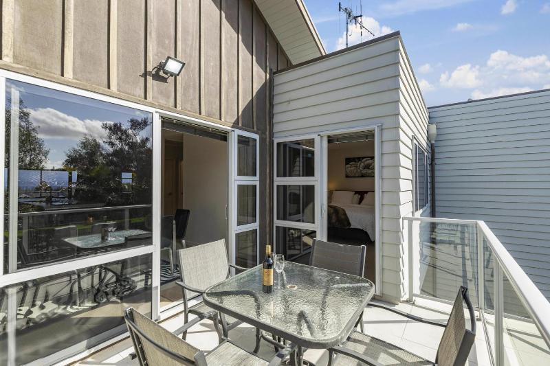Lake View Bliss - Lake Taupo Holiday Home - image 4
