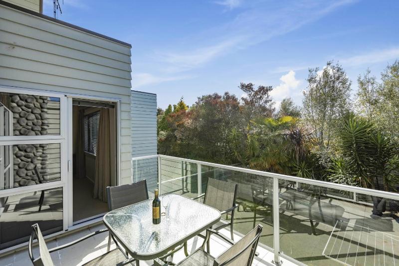 Lake View Bliss - Lake Taupo Holiday Home - image 7