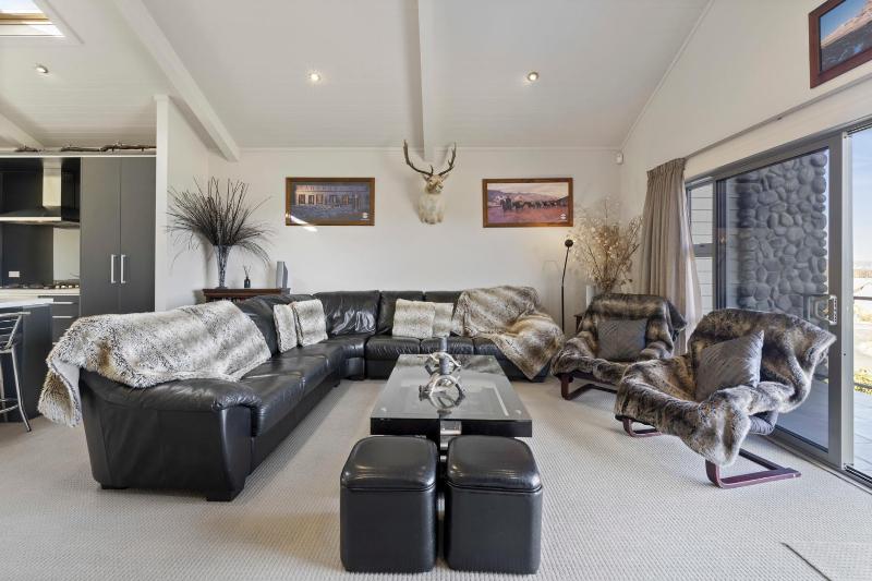 Lake View Bliss - Lake Taupo Holiday Home - image 6