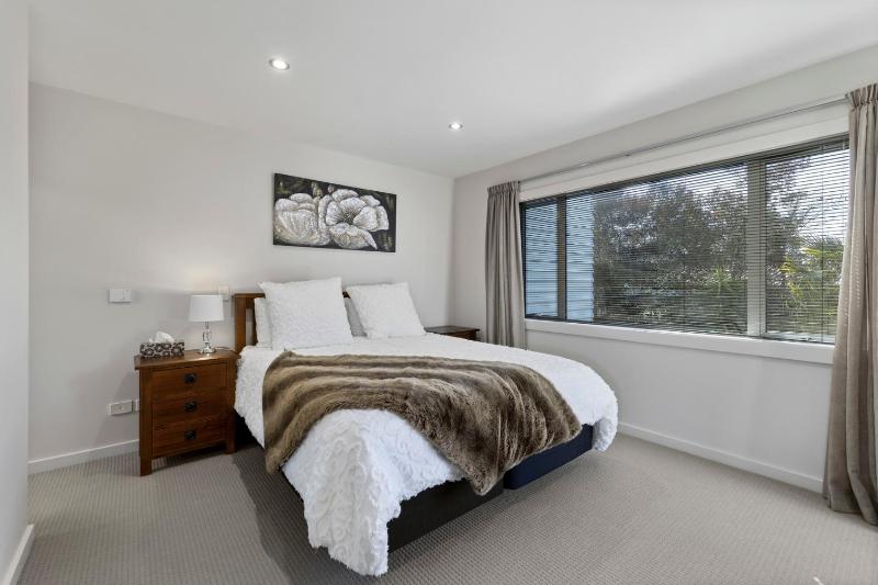 Lake View Bliss - Lake Taupo Holiday Home - image 10