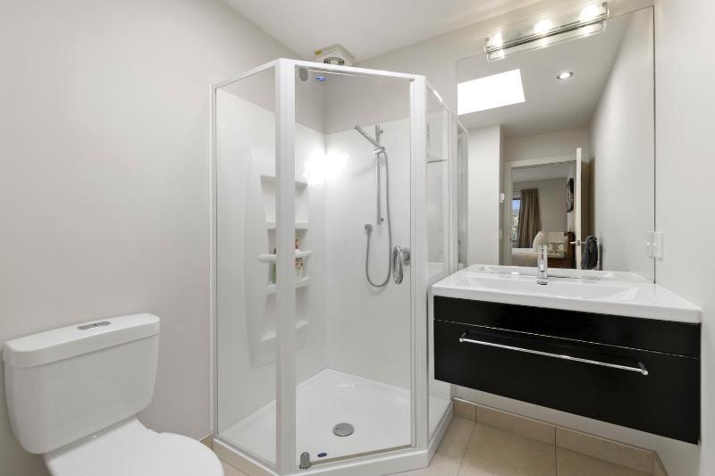 Lake View Bliss - Lake Taupo Holiday Home - image 14