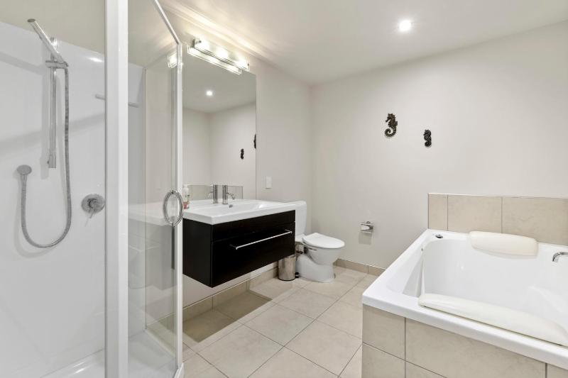Lake View Bliss - Lake Taupo Holiday Home - image 9