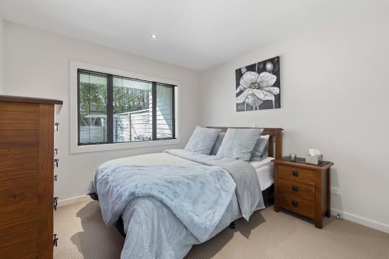 Lake View Bliss - Lake Taupo Holiday Home - image 8
