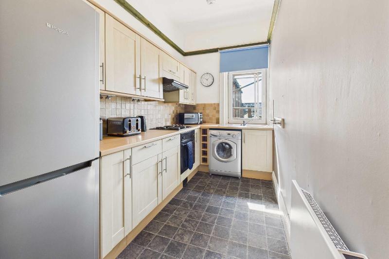Host & Stay | 27 Metropole Towers - image 10