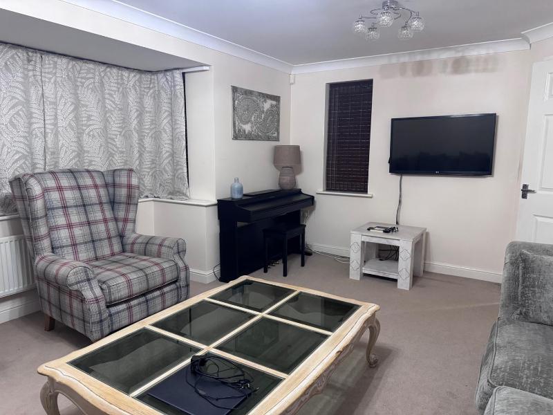 Modern Detached Home - Warwick Uni - Parking - image 35