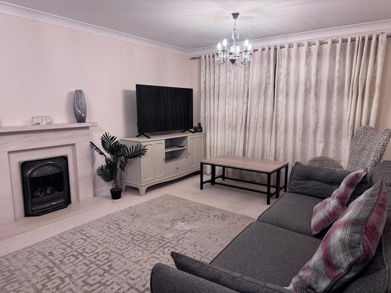 Modern Detached Home - Warwick Uni - Parking - image 21