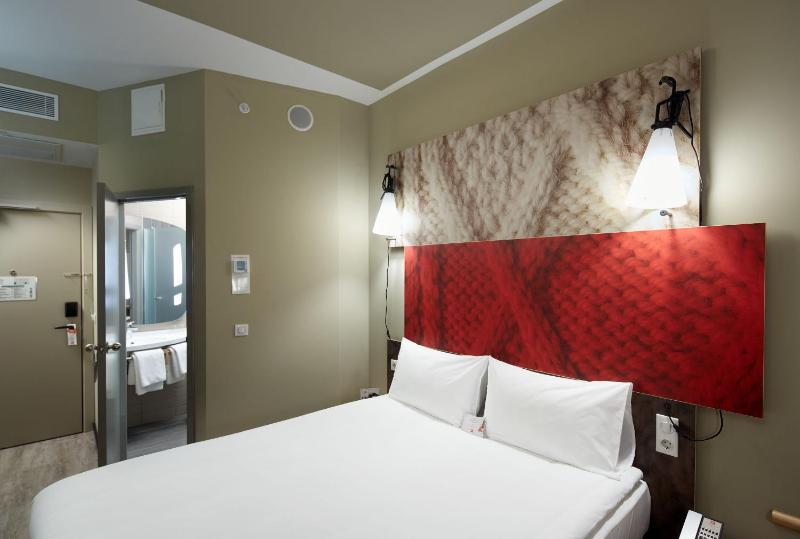 Standard Room with 1 Double Bed image 4