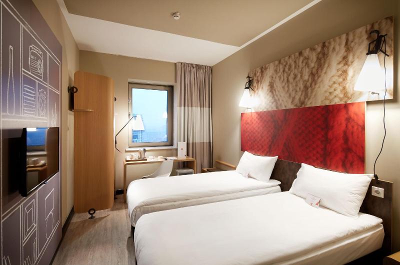 Standard Room With 2 Single Beds image 4