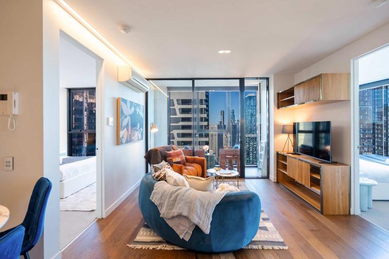 High-Rise CBD Apt L50 Luxe City Views and Free Parking - image 5