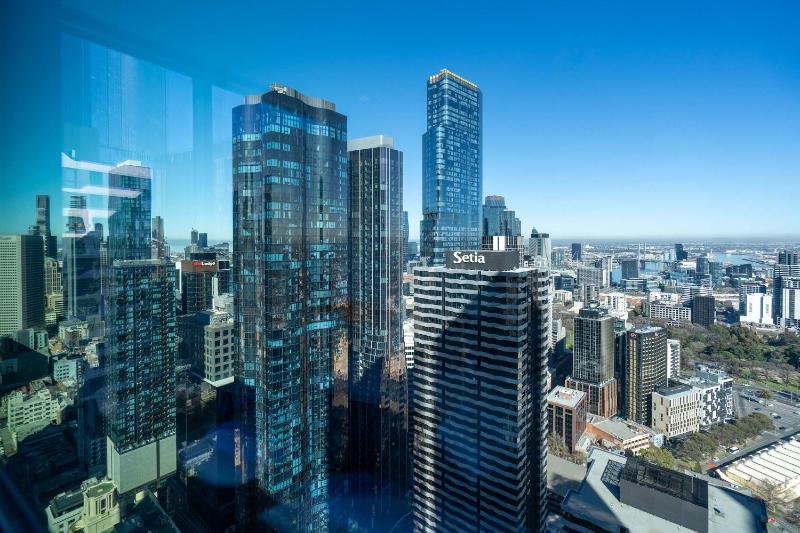High-Rise CBD Apt L50 Luxe City Views and Free Parking - image 15