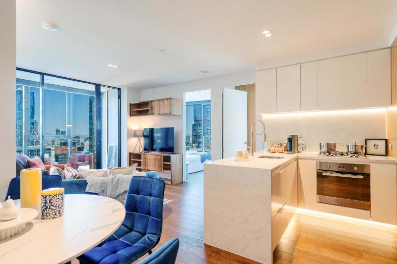 High-Rise CBD Apt L50 Luxe City Views and Free Parking - image 14