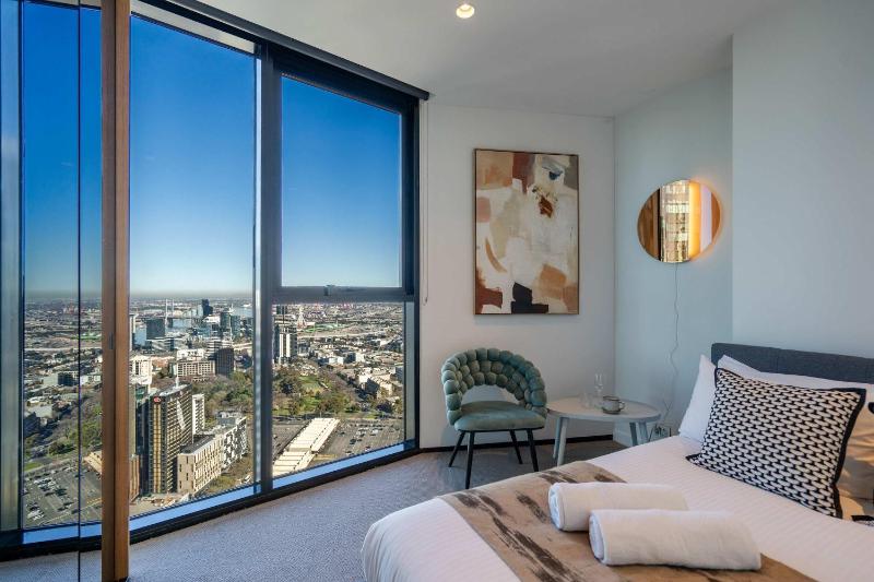 High-Rise CBD Apt L50 Luxe City Views and Free Parking - image 4