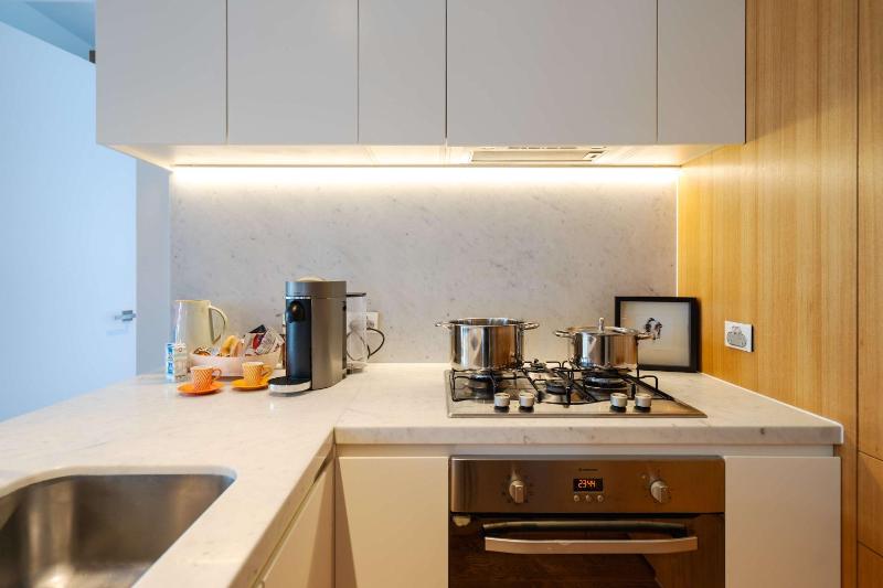 High-Rise CBD Apt L50 Luxe City Views and Free Parking - image 12