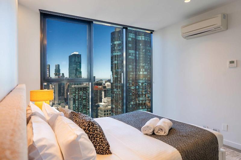 High-Rise CBD Apt L50 Luxe City Views and Free Parking - image 8