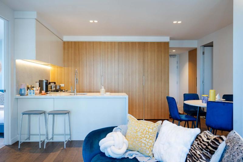 High-Rise CBD Apt L50 Luxe City Views and Free Parking - image 16