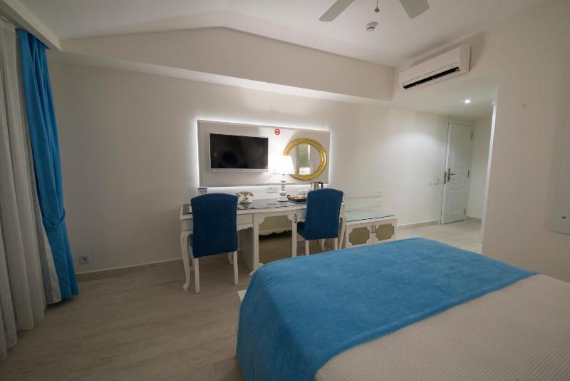 Deluxe Room image 3