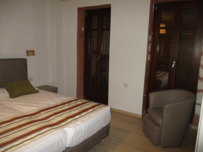 One-Bedroom Apartment image 3