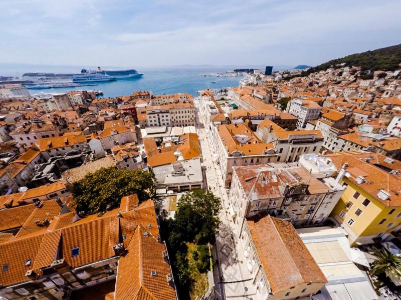 Double Room with Balcony image 3
