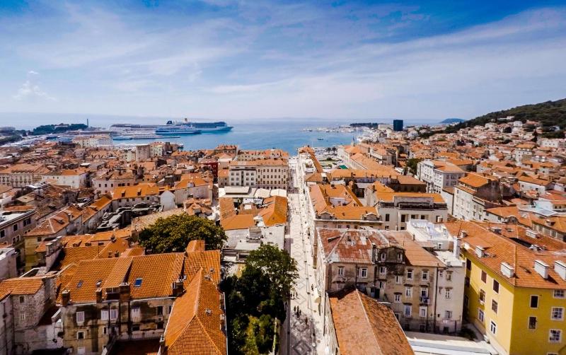 Double Room with Balcony image 4