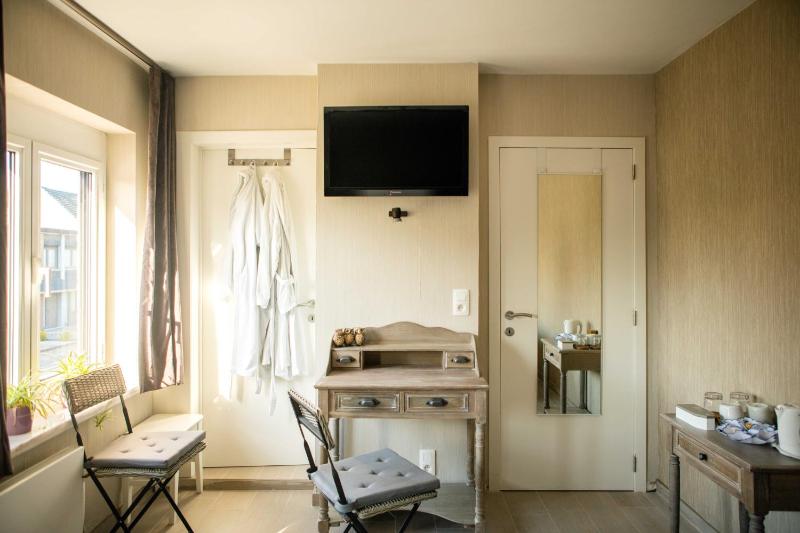 Double Room image 3