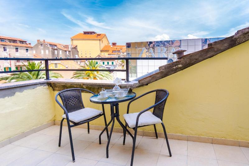 Double Room with Balcony image 2