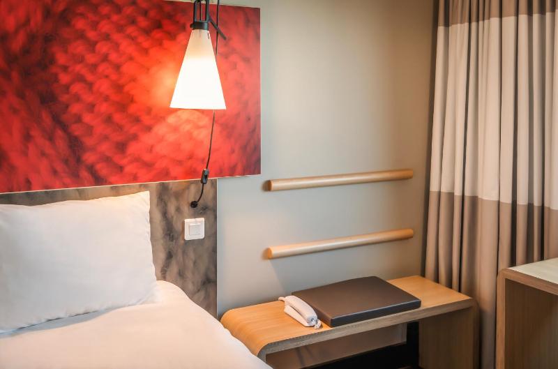 Twin Room image 3