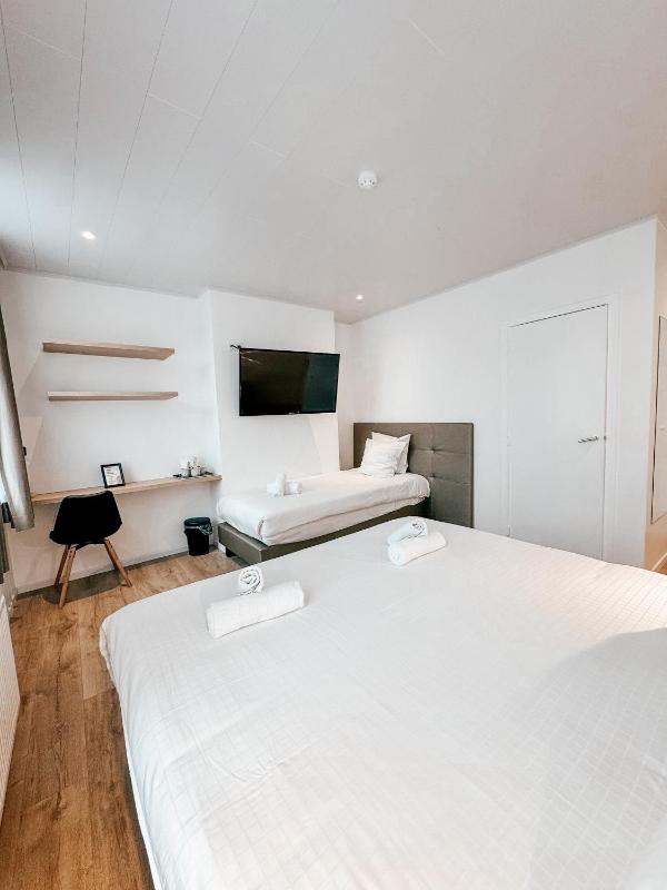 Alpha Hotel - image 14