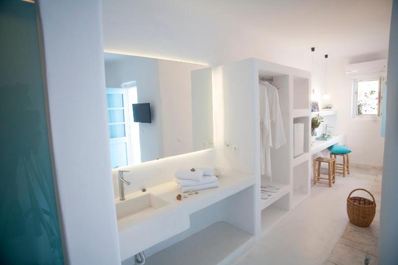 Apartment with Side Sea View image 3