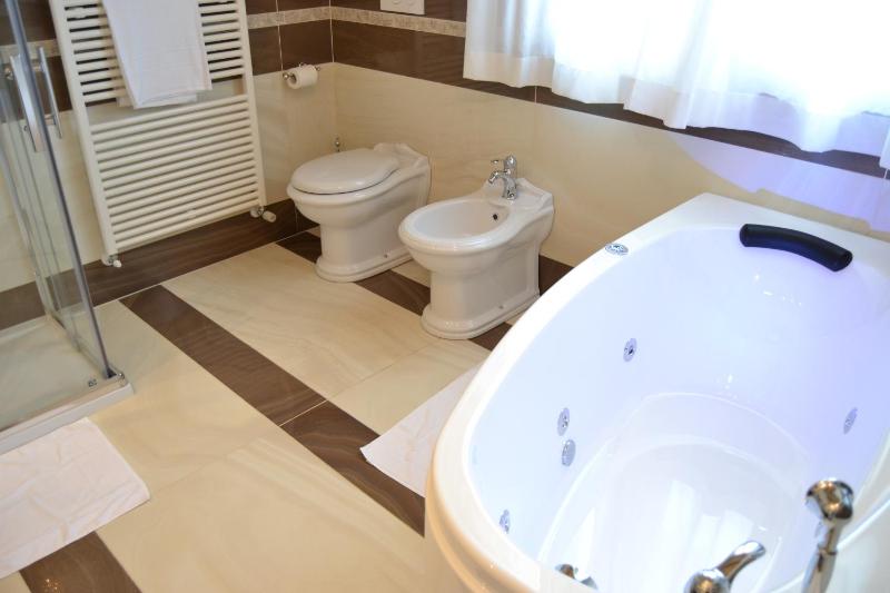 Queen Room with Spa Bath image 4