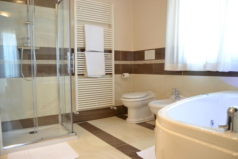 Queen Room with Spa Bath image 2