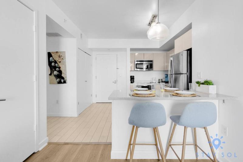 Stylish 2BR High-Rise Retreat w Ocean Views - image 10