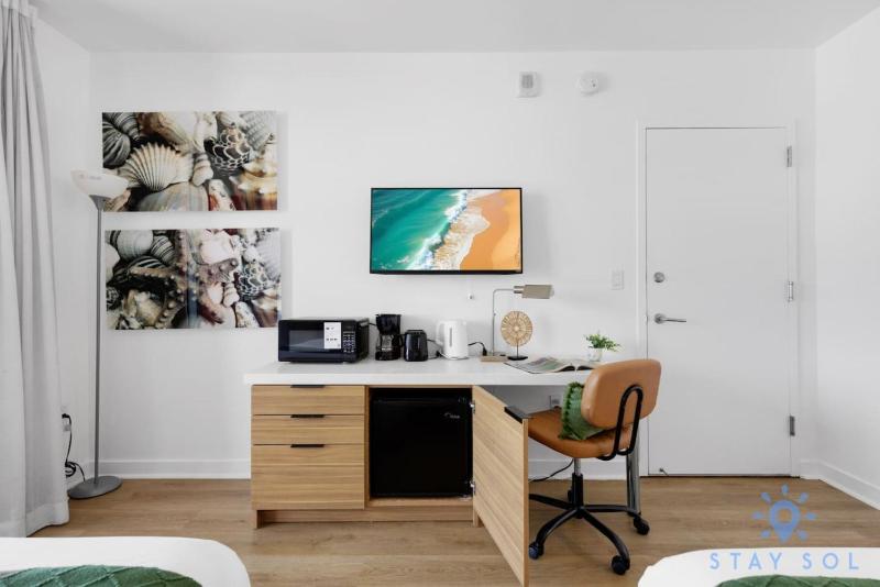 Stylish 2BR High-Rise Retreat w Ocean Views - image 11