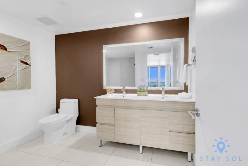 Stylish 2BR High-Rise Retreat w Ocean Views - image 25
