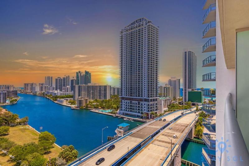 Stylish 2BR High-Rise Retreat w Ocean Views - image 5